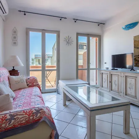 Guesthost - Comfy Flat With Balcony Апартаменты *