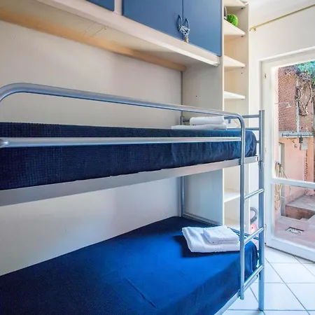 Guesthost - Comfy Flat With Balcony * Palau