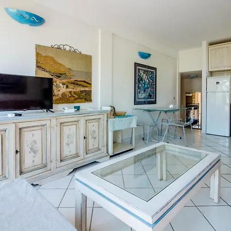 Guesthost - Comfy Flat With Balcony Апартаменты