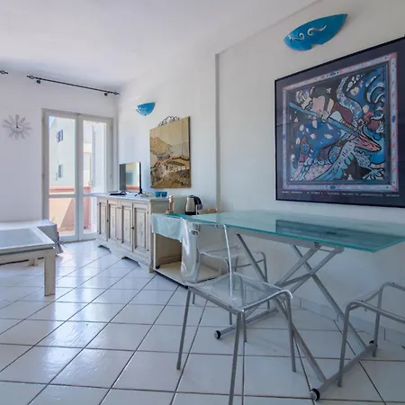 Guesthost - Comfy Flat With Balcony