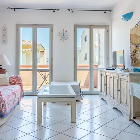 Guesthost - Comfy Flat With Balcony Apartment