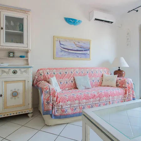 Guesthost - Comfy Flat With Balcony *