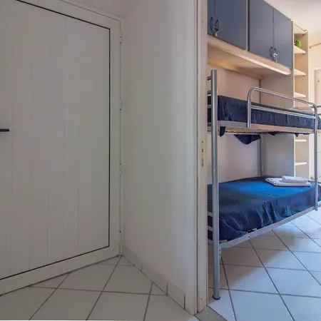 Guesthost - Comfy Flat With Balcony Апартаменты