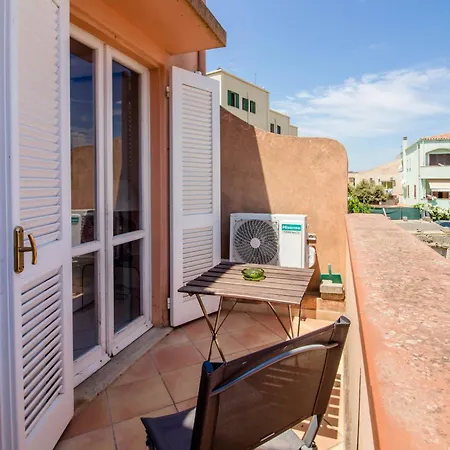 Guesthost - Comfy Flat With Balcony Apartment