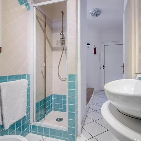 Guesthost - Comfy Flat With Balcony