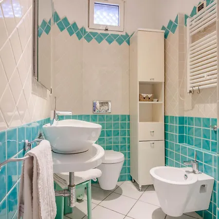 Guesthost - Comfy Flat With Balcony
