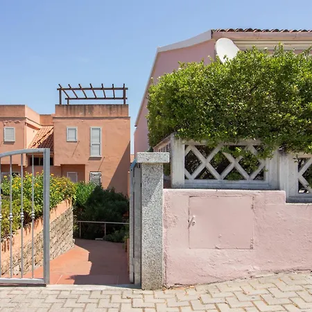 Guesthost - Comfy Flat With Balcony Apartment