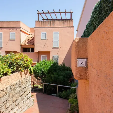 Guesthost - Comfy Flat With Balcony Apartment *